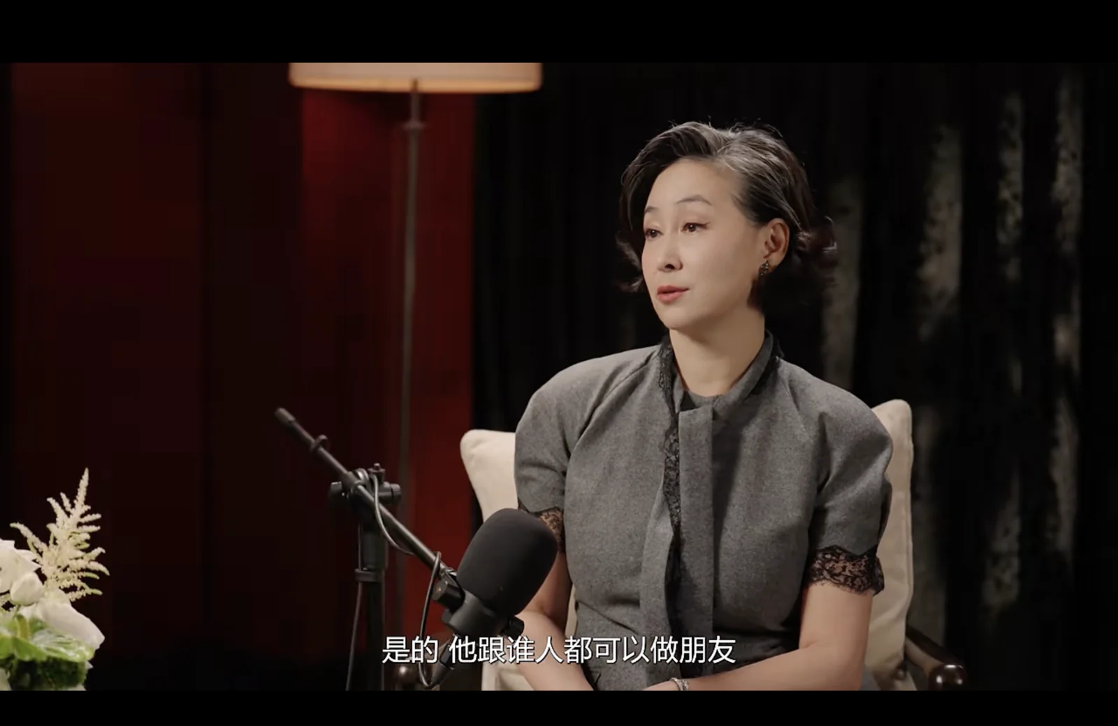 章泽天与何超琼的对谈画面